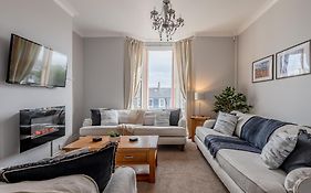 Rosemill - Large Pet Friendly Home With Off Road Parking